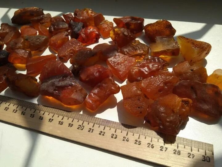 Самый дорогой янтарь. Балтийский янтарь. Фракции янтаря 300 грамм. Кабошон янтарь. Янтарь самородок.