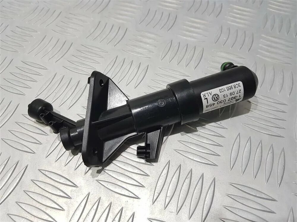 Sat stvwa91101 омыватель фар. Кронштейн форсунки омывателя фары vw passat b5. Форсунка омывателя фар фольксваген бора. Форсунки пассат б6. Фольксваген пассат омыватель фар.