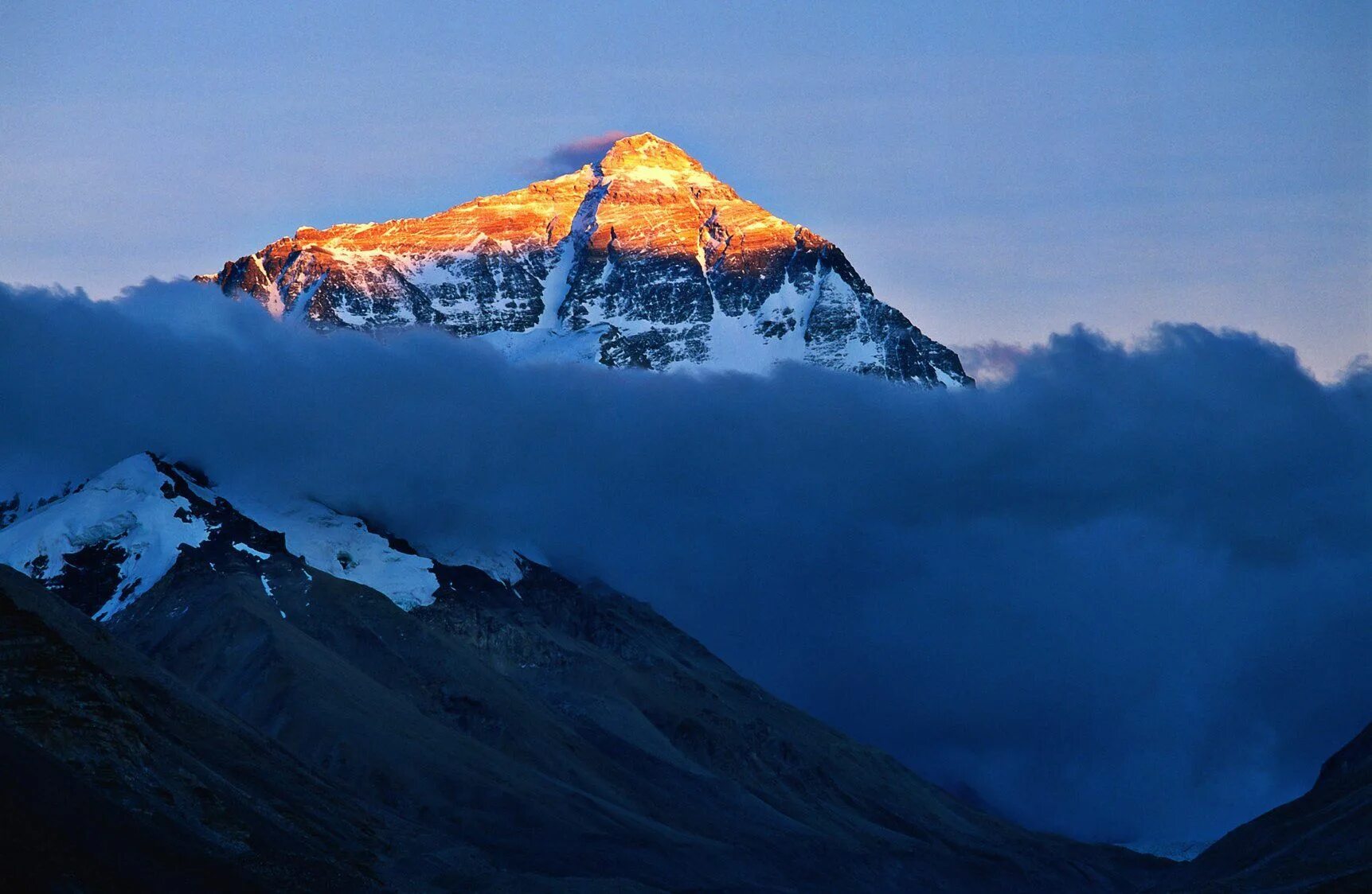 Mount everest is high in the world. Гора Эверест(Джомолунгма). Гималаи Эверест. Вершины: гора Джомолунгма (Эверест),. Самая высокая гора в мире Джомолунгма высота.