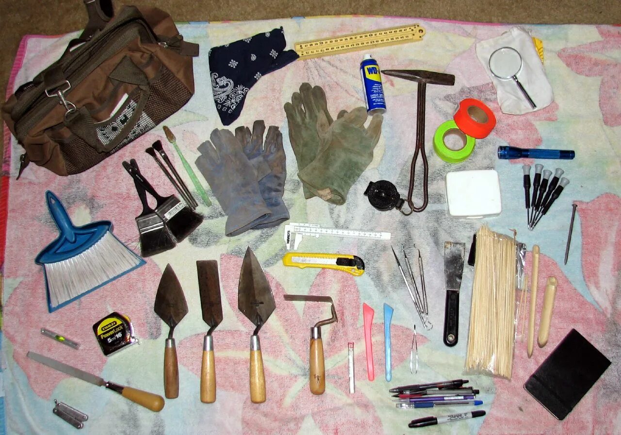 Какие предметы оставили. Инструменты археолога. Инструменты для археологических раскопок. Инструменты палеонтолога. Предметы с раскопок.