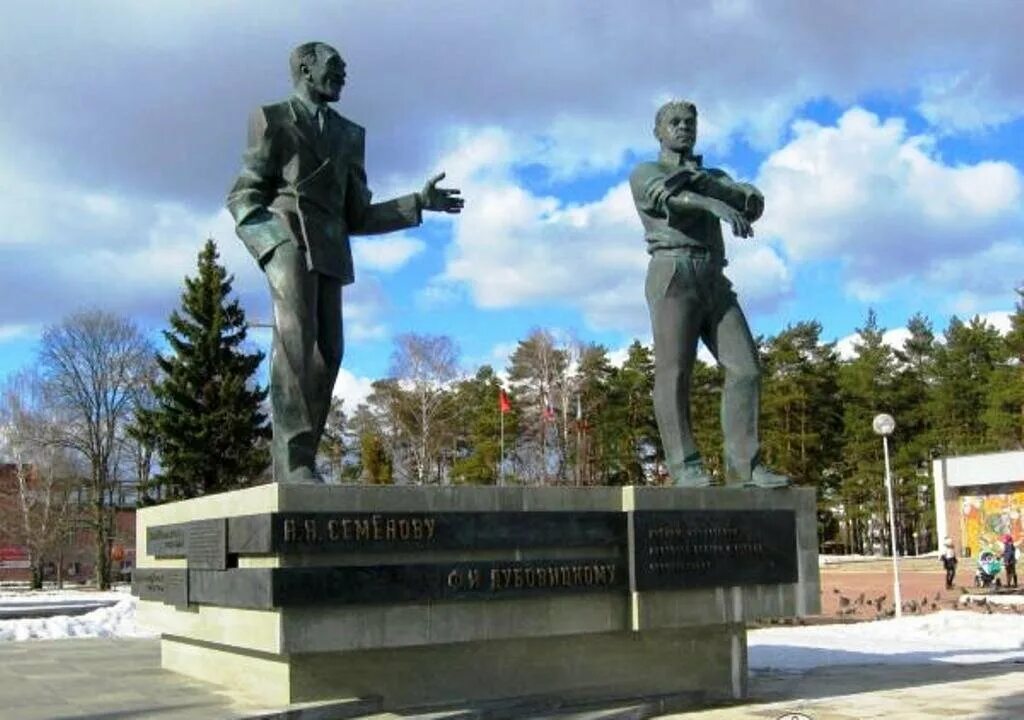 Черноголовка памятники. Черноголовка памятник Семенову и Дубовицкому. Памятник учёным в Черноголовке. Памятники и достопримечательности Черноголовки. Черноголовка достопримечательности.