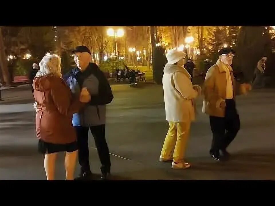 Наверно выдумали мы от одиночества друг друга. Наверно выдумали. Наверно выдумали. Наверно выдумали. Осенний дождь.