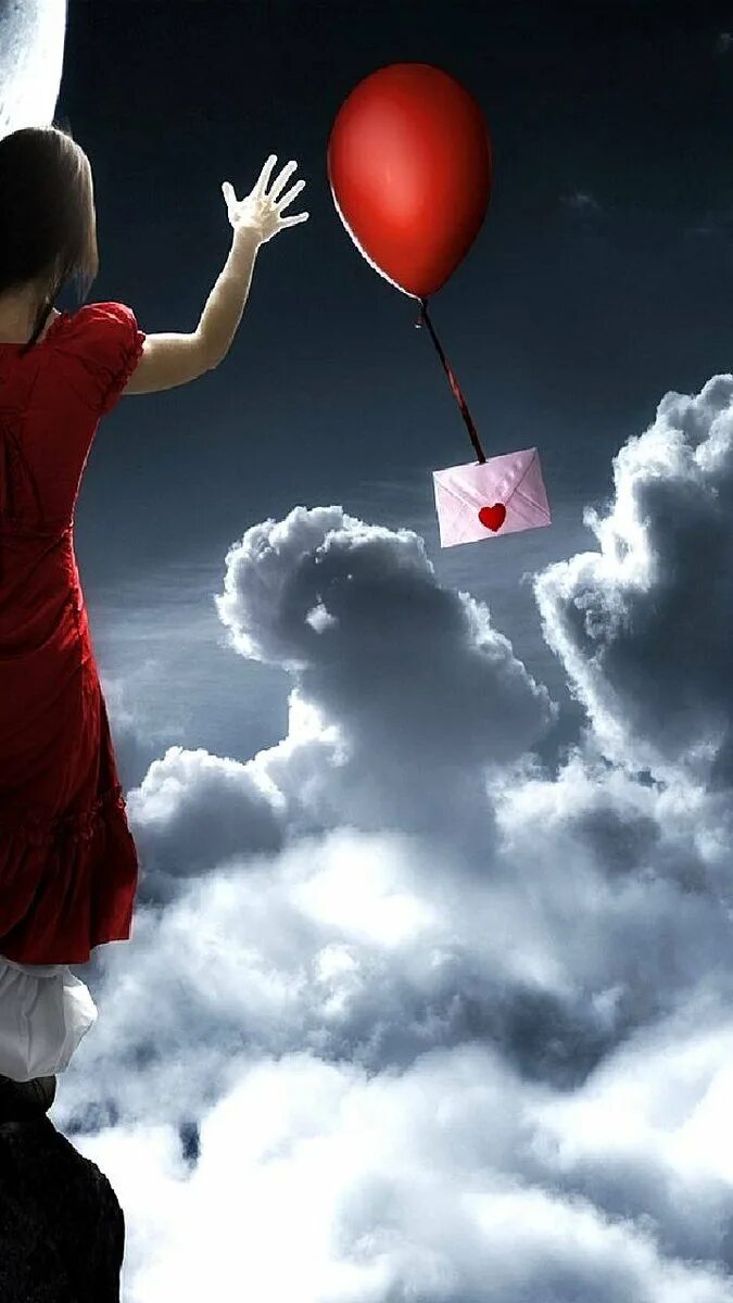Воздушный шарик улетает. Девочка с красным Шапиков. Отпустить воздушный шарик. Шарики улетают в небо.