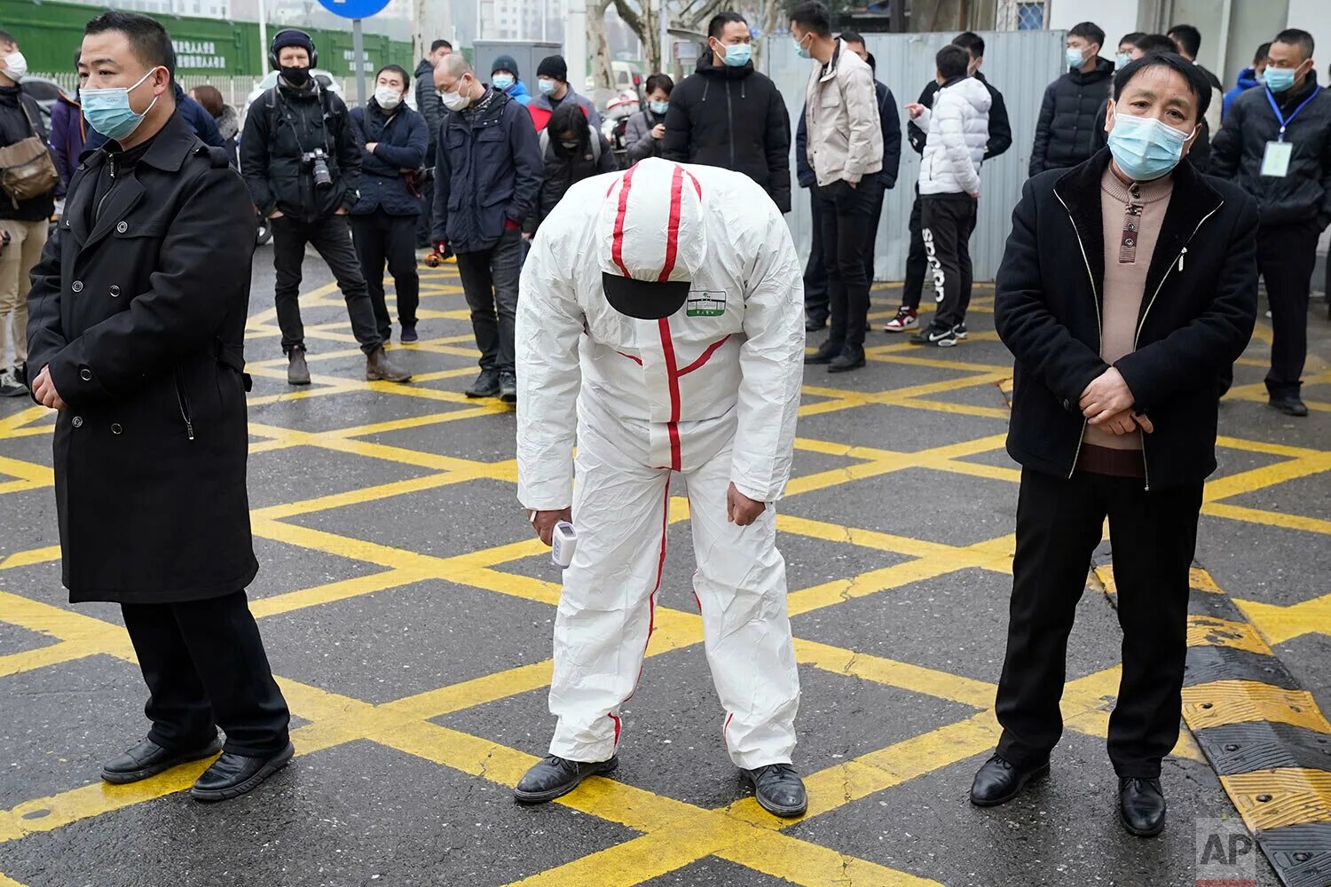 Дзен новости сейчас свежие. Пандемия Covid-19 в Китае. Люди из Китая. Китай 2023. Группа китайцев.