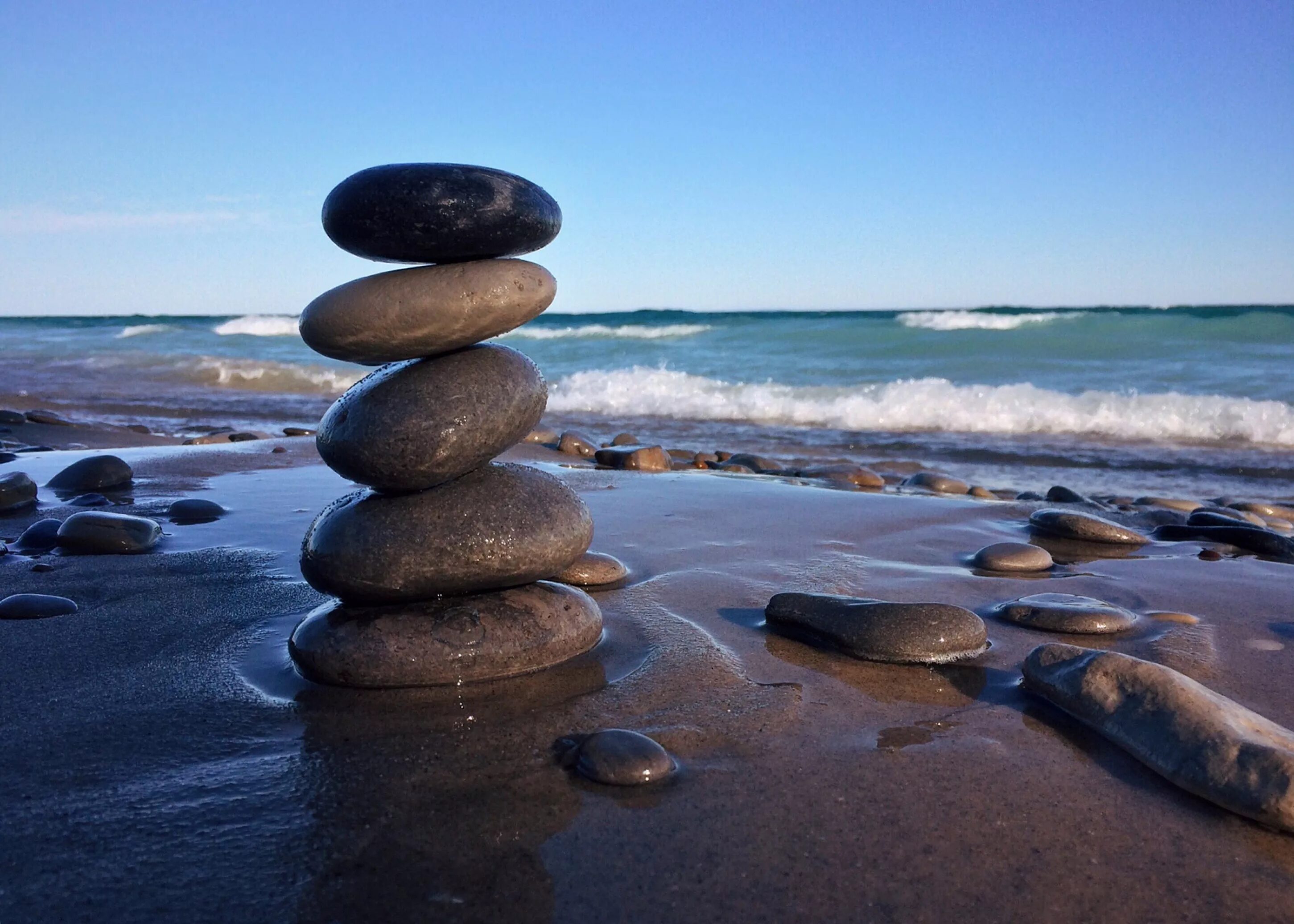 Песни камень и вода. Камни на берегу. Камни на берегу моря. Камень около воды. Валуны на берегу моря.