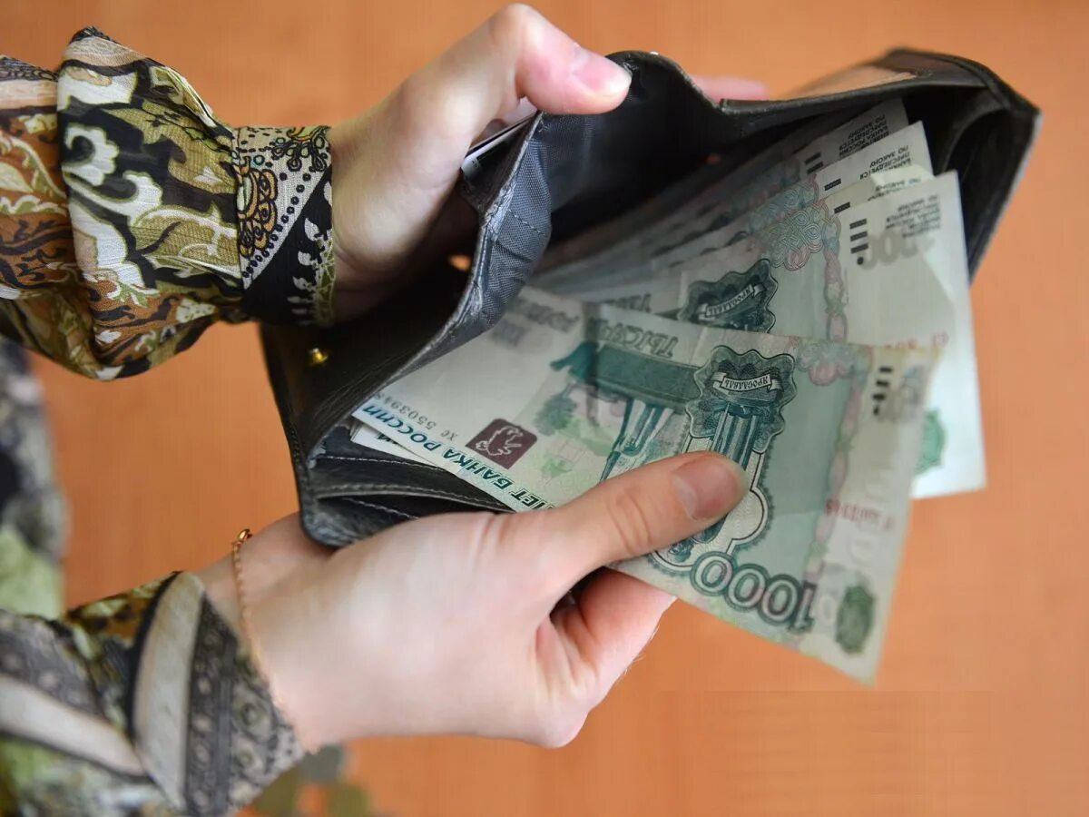 кража крупной суммы денег. грабеж денег фото. мошенничество с деньгами. хищение денег. ворованные деньги.