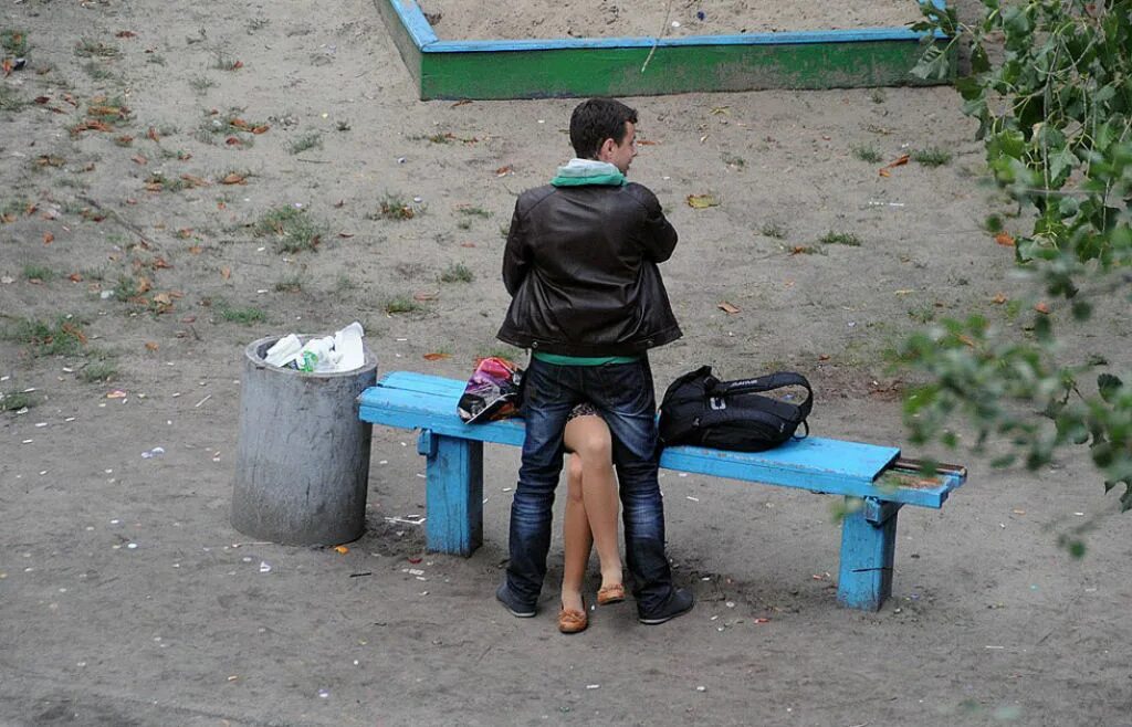 Зайдя за мусорный бак, девушка трахается с парнем на улице