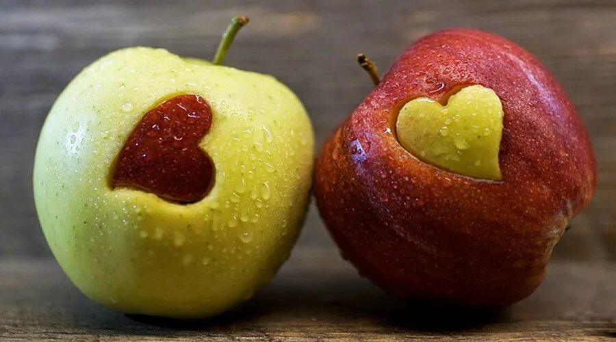 Яблоко в 2 месяца. На что похоже яблоко. Вещи похожие на яблоко. Две половинки яблока. Яблоко в руке.