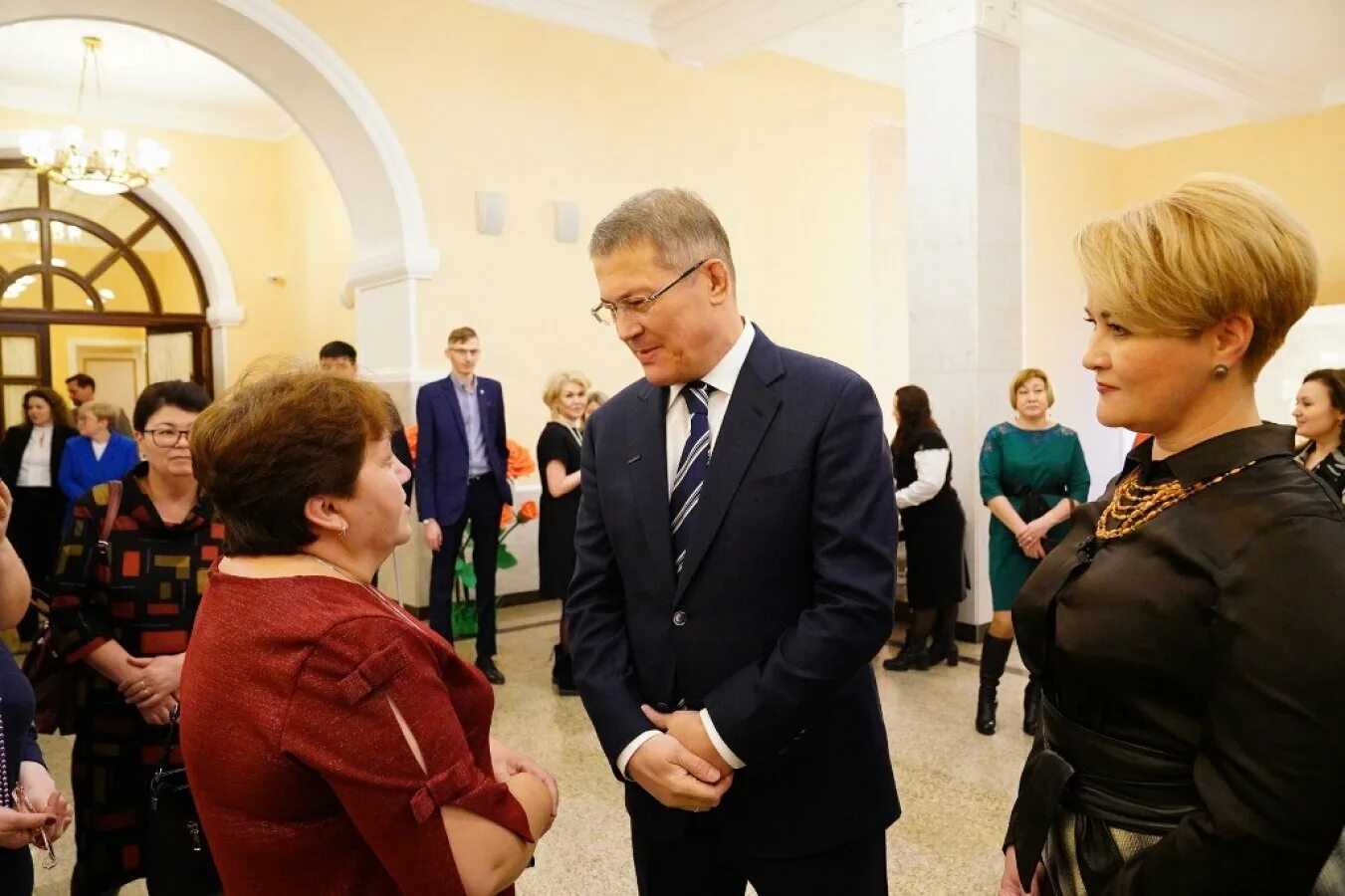 Хабиров вручил награды. Радий хабиров. день матери вручение медали. радий хабиров дочери. радий хабиров рост.
