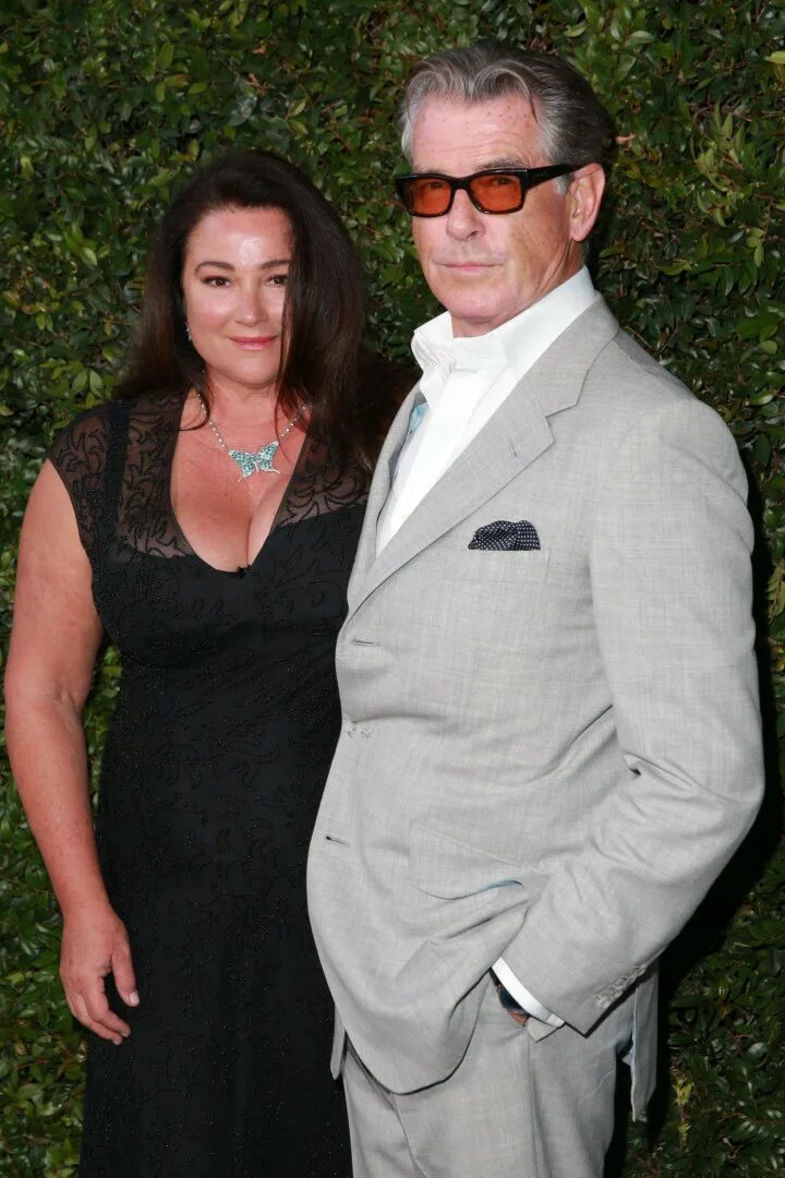 Питс бронсон и его жена. Агент пирс броснан 007 с женой. Жена джеймса бонда. Пирс броснан джеймс жена. Пирс броснан и кили шей смит.