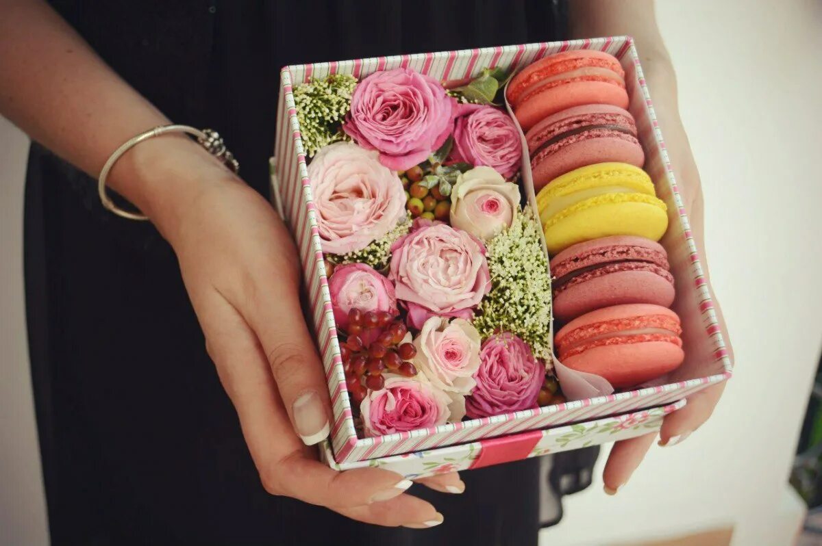 Подарки по цветам. Цветы в коробке с макарони. Макаронс с цветами в коробке. Коробочки с цветами и сладостями. Коробки с макаронс и цветами.