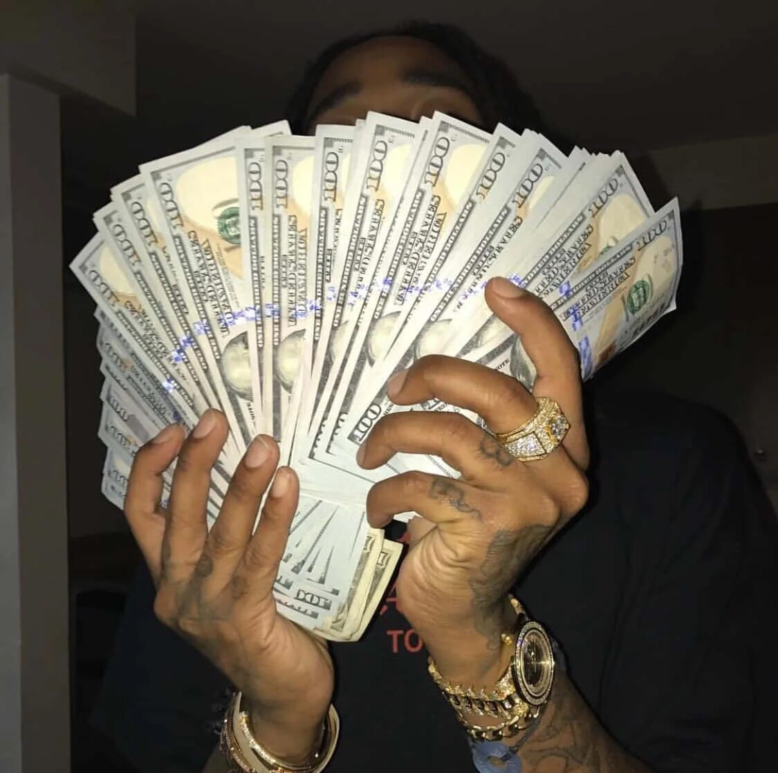 Very big money. Человек с большими деньгами. Very big money. Very big money. Человек с пачкой денег.