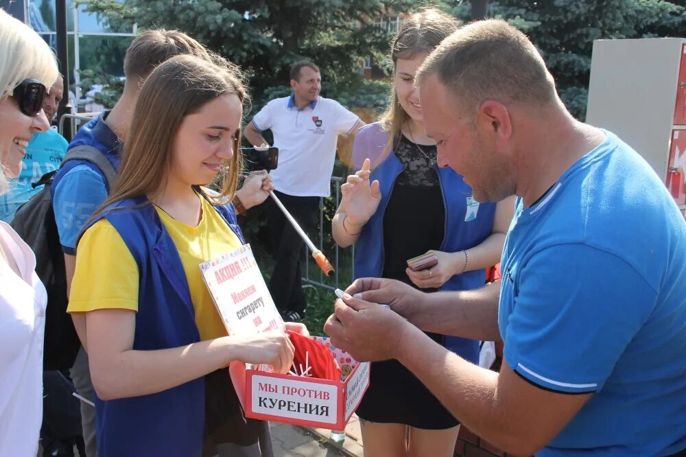 День без новостей. Уличная акция ко Дню молодежи. Молодежь без табака. Акция к Дню молодежи на улице. Акция молодёжь без табака.