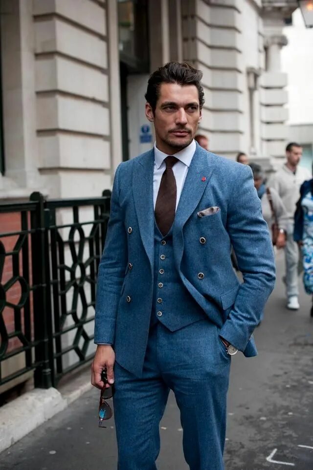 Модные костюмы тройки. Мужчина в костюме. Костюм тройка виктор энза. Модный мужской костюм тройка. Костюмы мужские молодежные.