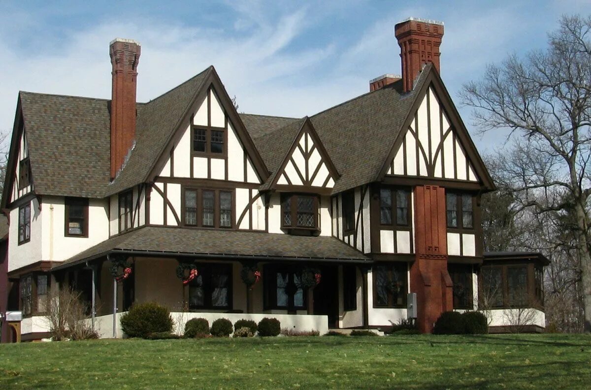 Стиль Тюдор (Tudor Revival Cottage). Тюдоровский стиль домов в Англии. Тюдоровская архитектура Англии. Англии в стиле Тюдор.