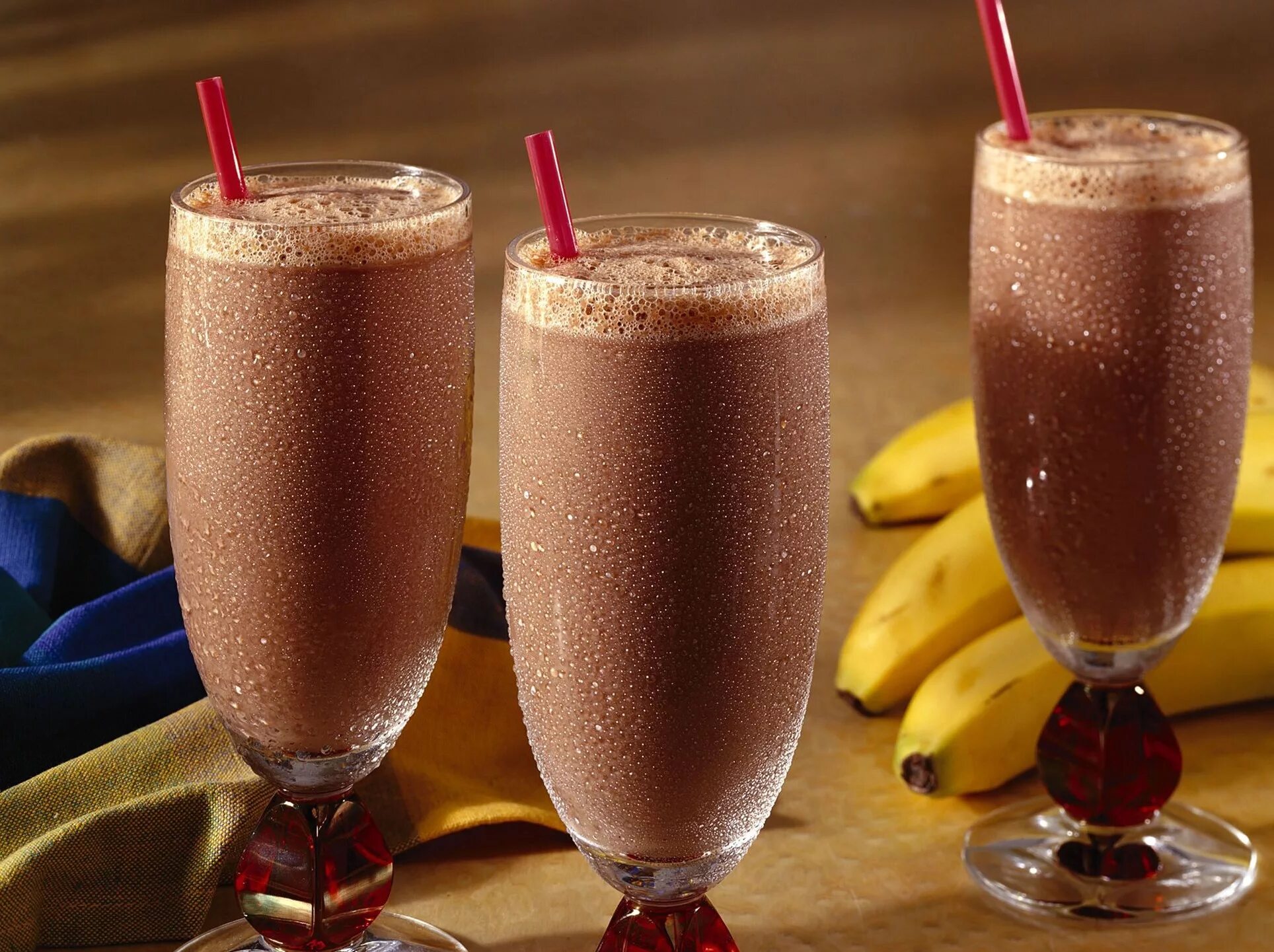 Коктейль шоко. Бананово-шоколадный милкшейк. Милкшейк банан шоколад. Молочные коктейли шоколадный. Шоколадный смузи.