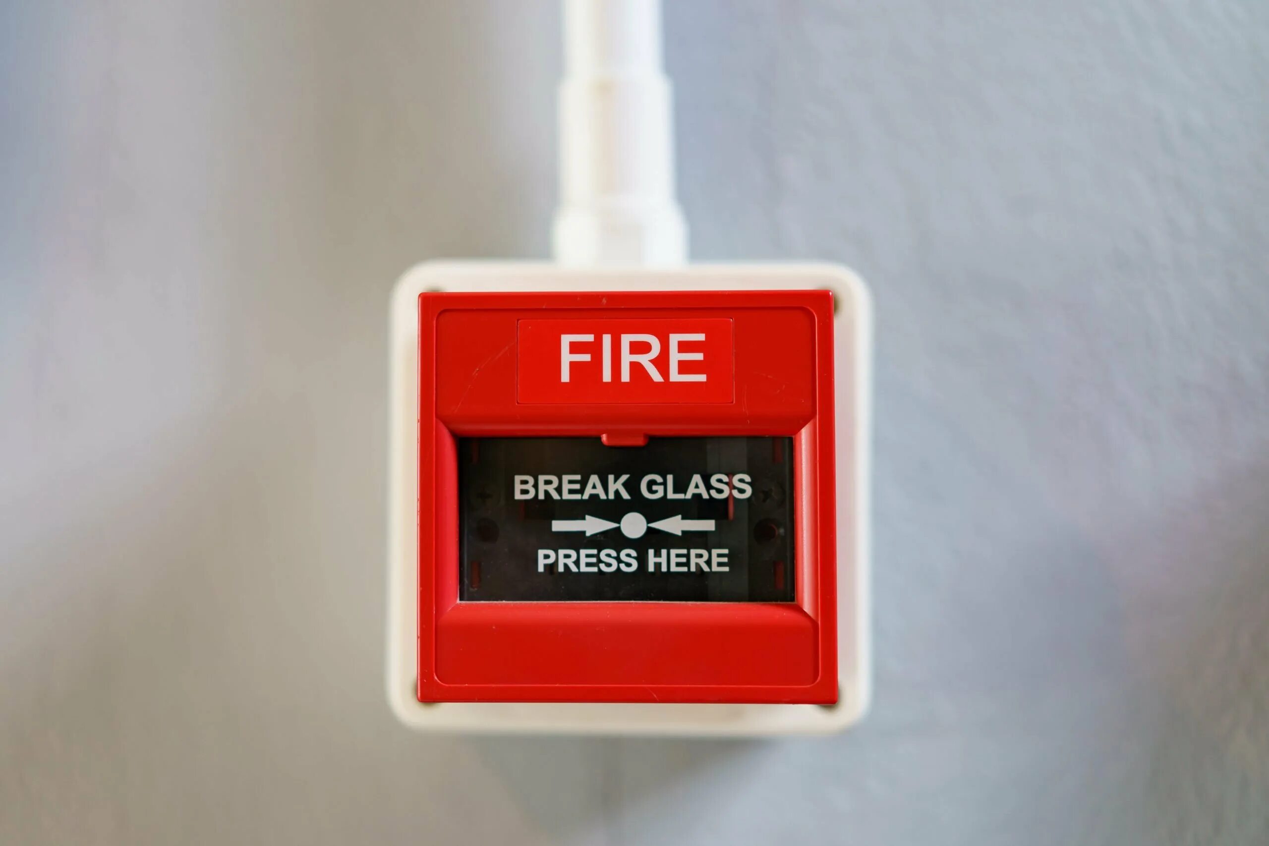 Пожарная сигнализация красная. Красная коробка для пожарной сигнализации. Пожарная кнопка. Система пожарной сигнализации.