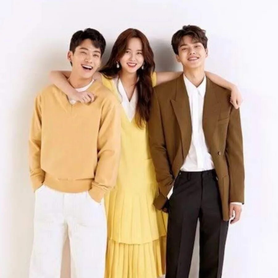 Постер дорамы меж двух миров. Love alarm дорама. Параллельные миры дорама. История прямохождения дорама. Таинственный сад дорама.