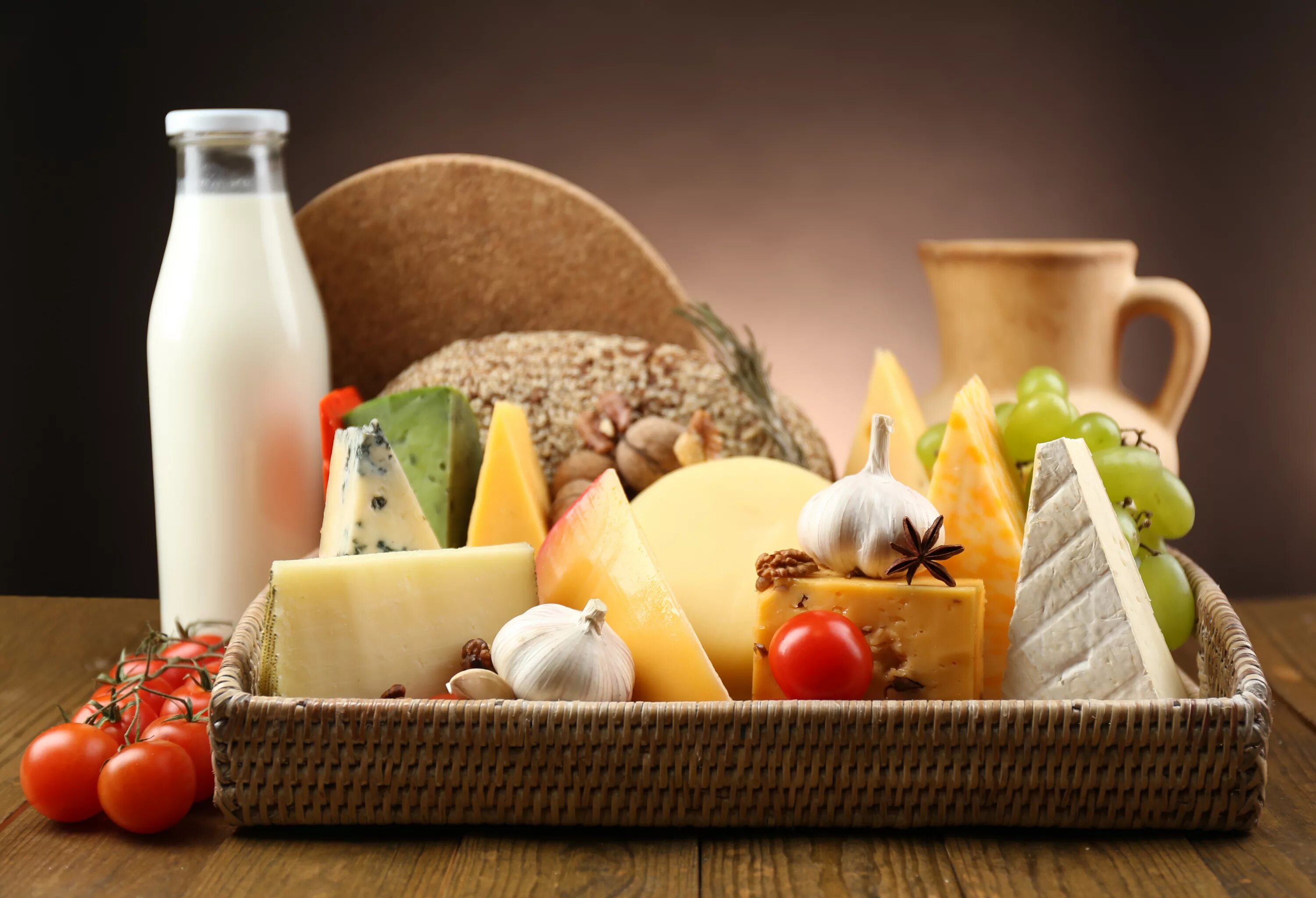 Натуральные фермерские продукты. Натуральный продукт. Корзина с деревенскими продуктами. Фермерские молочные продукты. Корзина с едой.