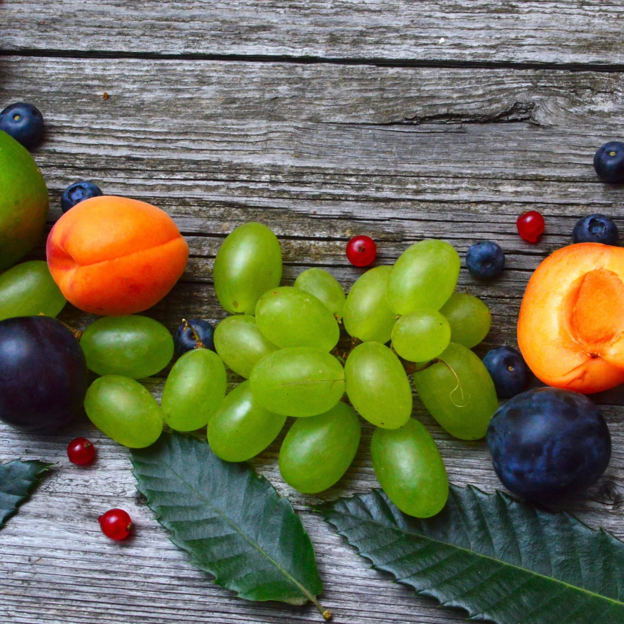 3 фрукта лета. Фрукты. Овощи, фрукты, ягоды. Натуральные фрукты и ягоды. Абрикос и виноград.