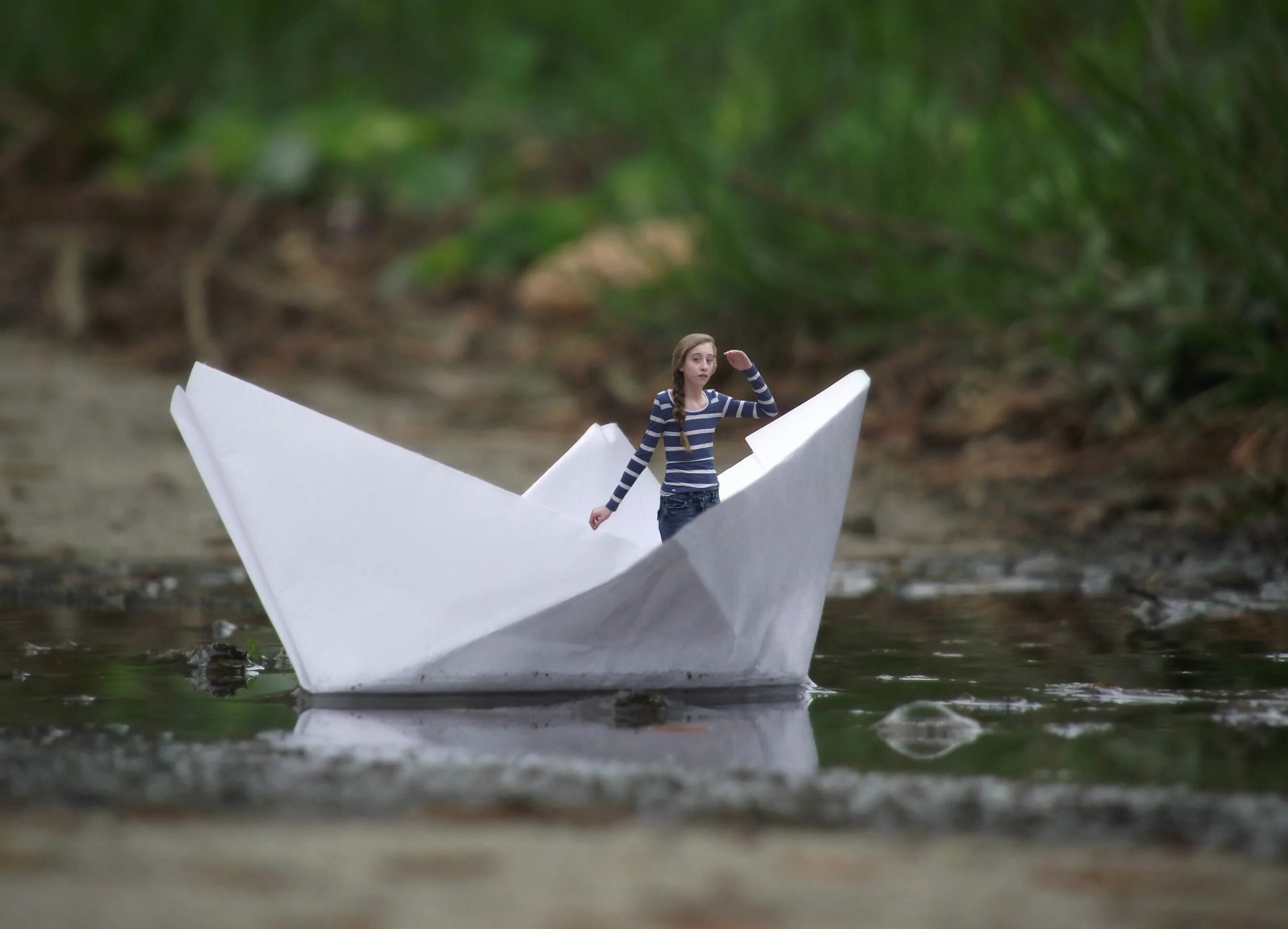 Фотосессия с бумажными корабликами. На воде поэтому очень. Кораблик на воде. Вода картинки. Круги на воде от камня.