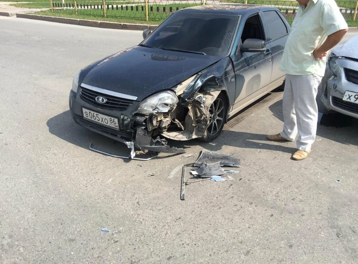 Разбитые машины приора. Приора кварц битая. Битая лада приора 2. Разбитая черная приора седан. Дтп 35 регион череповец.