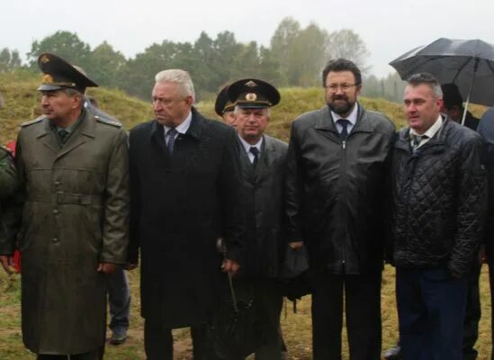 Погода в шаровичах. Село Шаровичи Брянская область. Шаровичи Рогнединский район Брянская область. Памятник Мирошниченко Шаровичи. Д Шаровичи Калужская область.