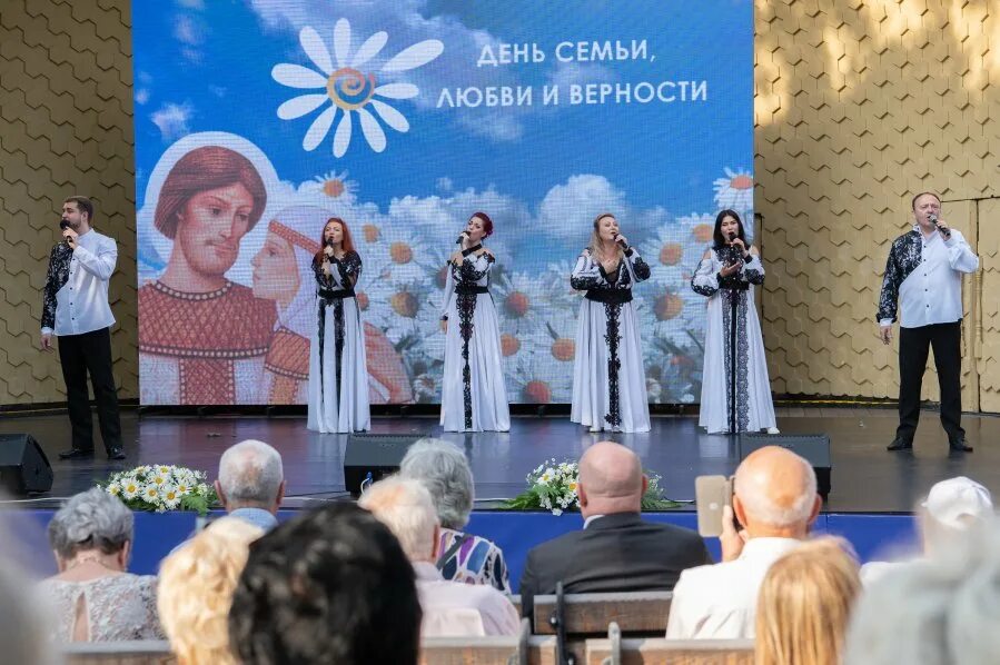 Концерт на 8 июля. Концерт в день любви семьи. Концерт ко дню семьи. День семьи любви и верности концерт. Празднование 8 июля в муроме.