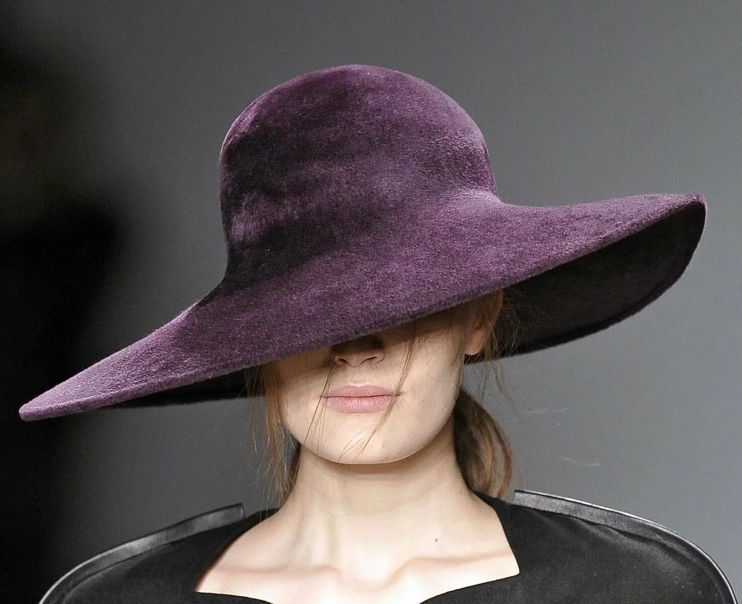 Страшную шляпу. Шляпа с большими полями женская. Дама в широкополой шляпе. Шляпа с широкими полями женская. Женщина в широкополой шляпе.