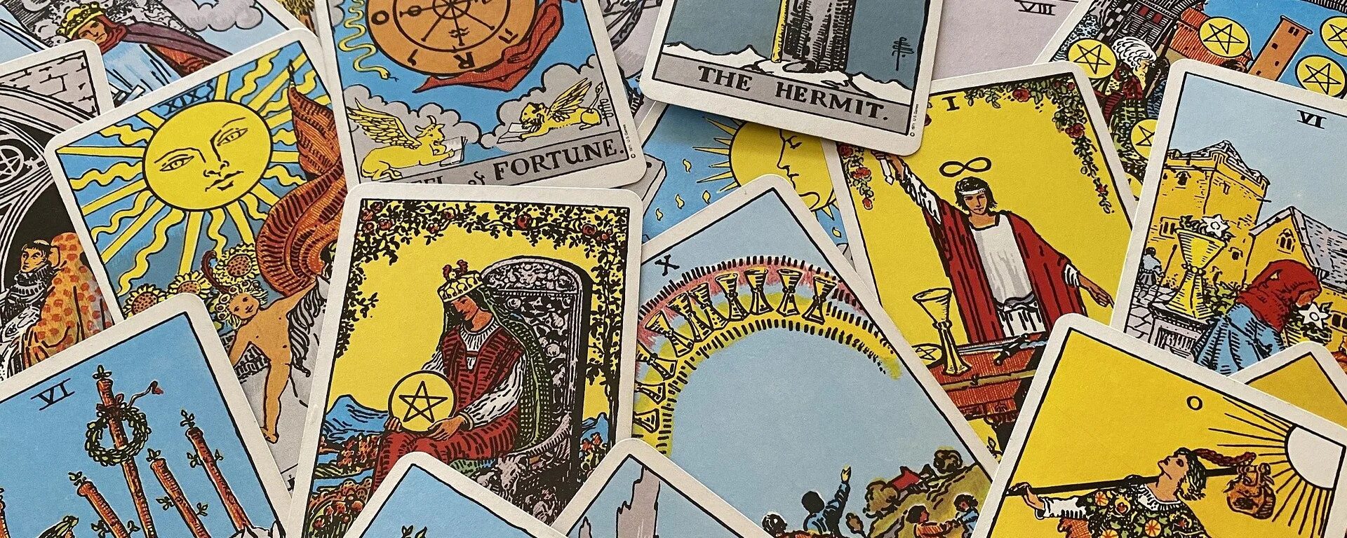 Карты таро со мной таро. Карты Таро дизайн. Таро фон. Tarot Deck Таро.