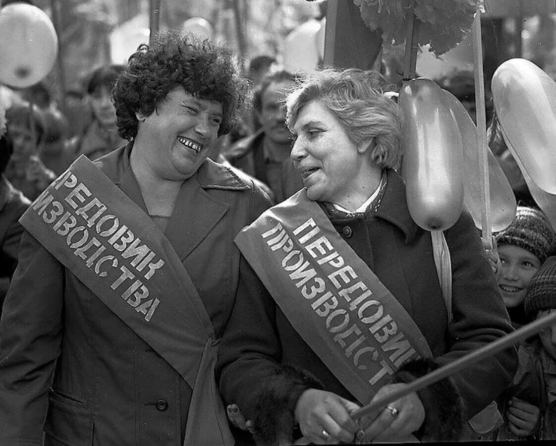 Норма демонстрации. Первомайская демонстрация 1980. первомайская демонстрация 1960. советские женщины на демонстрации. советские женщины на демонстрации 1 мая.