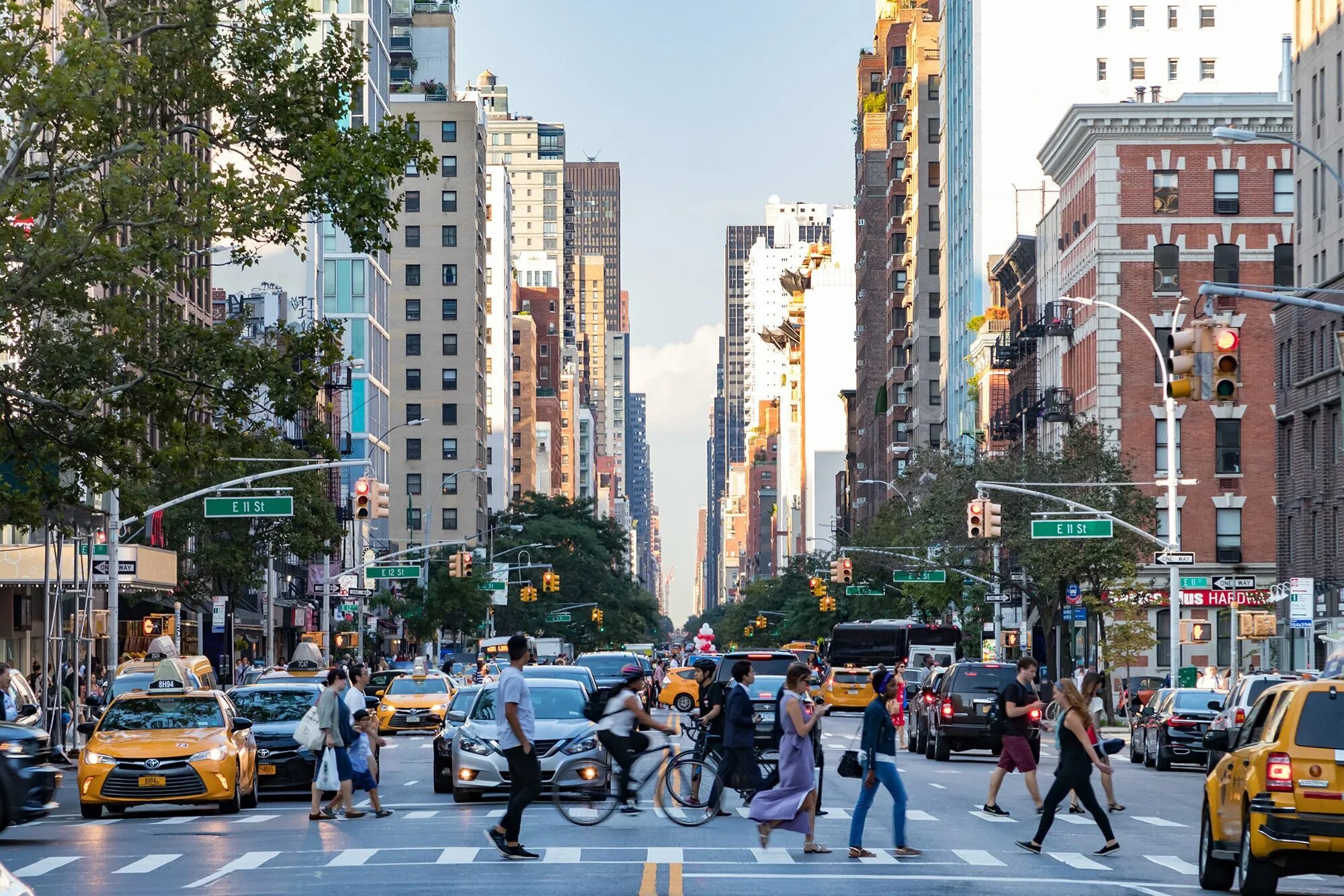 New york city streets. Ист-Виллидж Нью-Йорк. Нью-Йорк Сити стрит. Нью-Йорк Сити улицы. Нью-Йорк Манхеттен улицы.