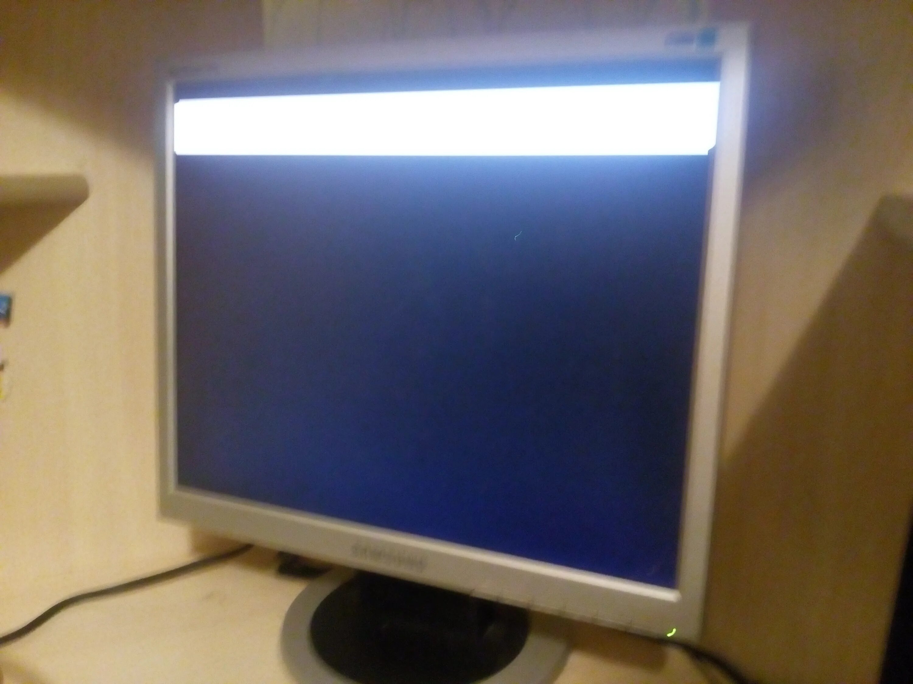 Белый экран. Белый экран при включении ноутбука. Белый экран на мониторе. Синий экран на макбуке. Белый экран при включении ноутбука.