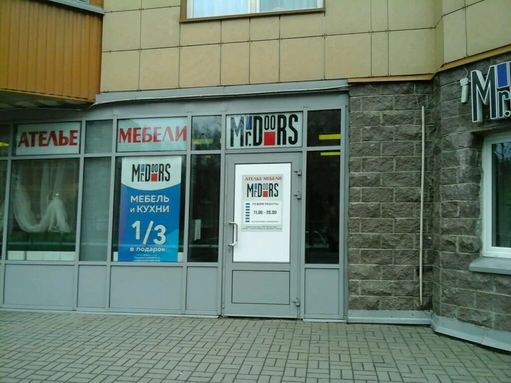 1 doors shop. Mr Doors на Ленинском проспекте магазин. Магазин в 100 метровке дверей. Дверь магазина в Питере улица.