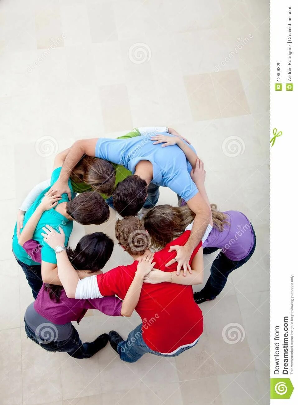 Команда обними. Люди в кругу обнимаясь. Люди в кругу обнимаются. Обнимаю коллектив. Круг объятий.