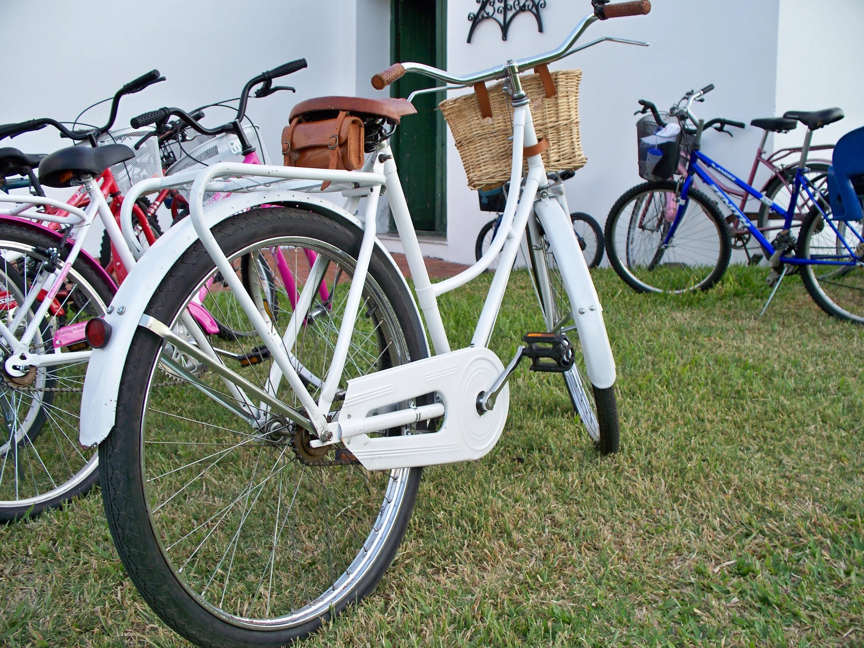 White bikes. Белый велосипед. Велосипед с белой рамой. Велосипед с белыми колесами. Спортивные велосипеды с белыми колесами.