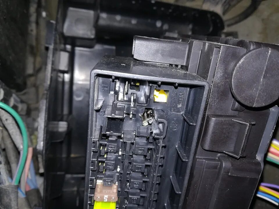 Пежо травеллер предохранитель правого заднего фонаря Fuse box diagram Peugeot Expert 1G and relay with assignment and location
