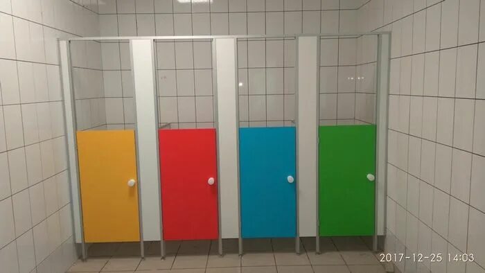 Лдсп 16мм сантехнические перегородки. Перегородки в туалетных детского сада. Сантехнические перегородки для детского сада. Кабинка для садика. Сантехнические перегородки для детского сада.