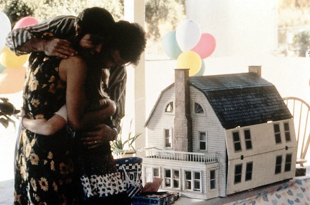 кукольный дом фильм ужасов 1996. амитивилль кукольный дом. кукольный дом 1996. амитивилль 8 кукольный дом. кукольный дом амитивилля 1996.