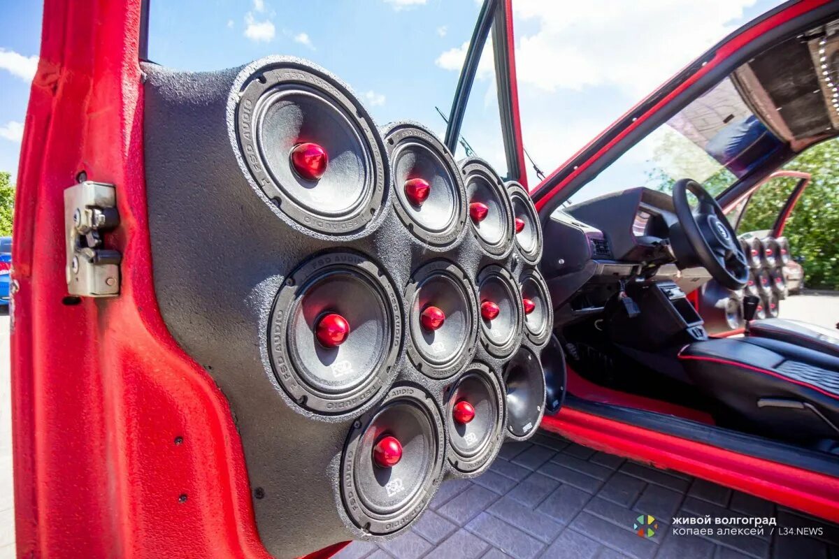 Автозвук ваз 2107 ural. Mercedes w213 ambient light. Мощный сабвуфер в машину. Динамик 10" автозвук. Сабвуфер драгстер 12.
