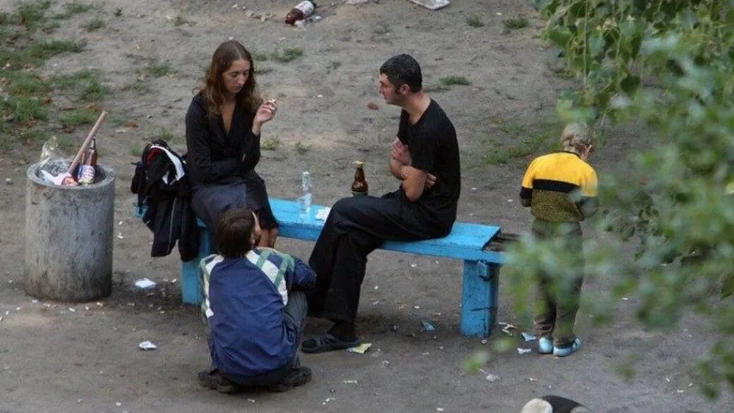 Выпившие во дворе. Бухают на детской площадке. Выпившие во дворе. Бухают на детской площадке. Выпившие во дворе.