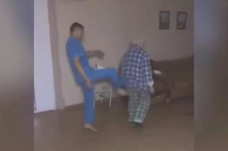 Она издевается над ним мужем