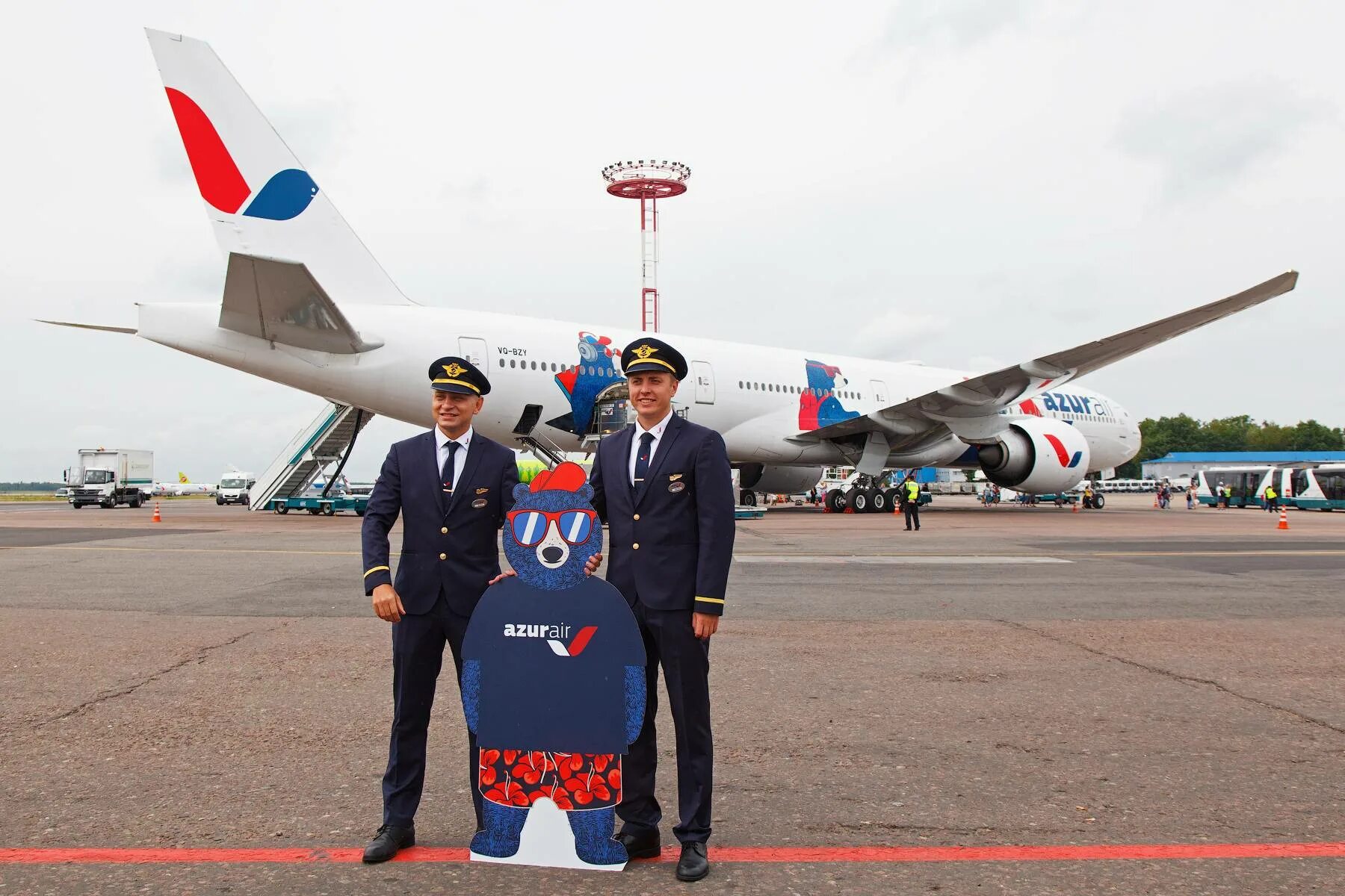 Azur air русский. Azur Air авиакомпания самолеты. Самолёт авиакомпании Азур Эйр. Пилоты Азур Эйр.