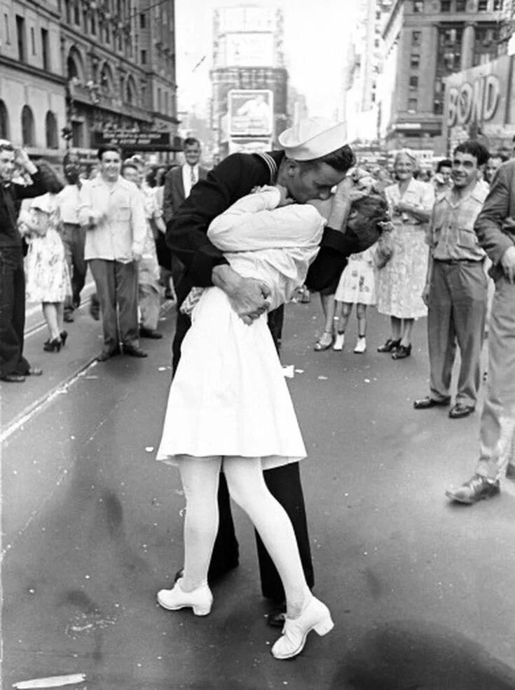 Нью-йорк таймс-сквер 1945. Фотография поцелуй на таймс сквер. Подписание договора о дружбе между ссср и кнр. 14 августа 1945. 14 августа 1945.