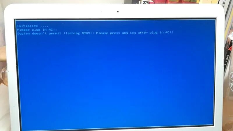 Синий экран ноутбука при включении в биос. Синий экран initialize please Plug in AC. Ноутбук ASUS голубой экран перезагрузки. Экран при включении постепенно становится голубым.