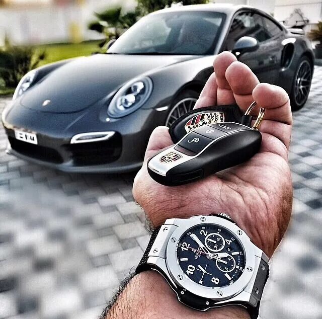 Автомобиль много денег. Дорогие часы и машина. Деньги и ключи от машины. Часы в машину. Роскошные часы и авто.