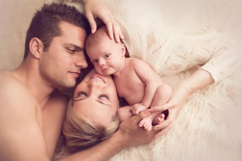 Семья с новорожденным ребенком. Родители с малышом. Фотосессии с новорожденными детьми. Семья с маленьким ребенком. Семья с младенцем.