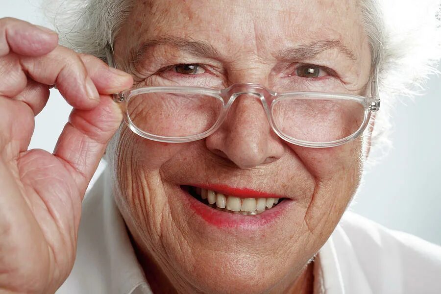 Ухудшение зрения у пожилых. Женщина 71 год. Улучшение зрения бабушка. Люди со слабым зрением. Зрение после 60 лет