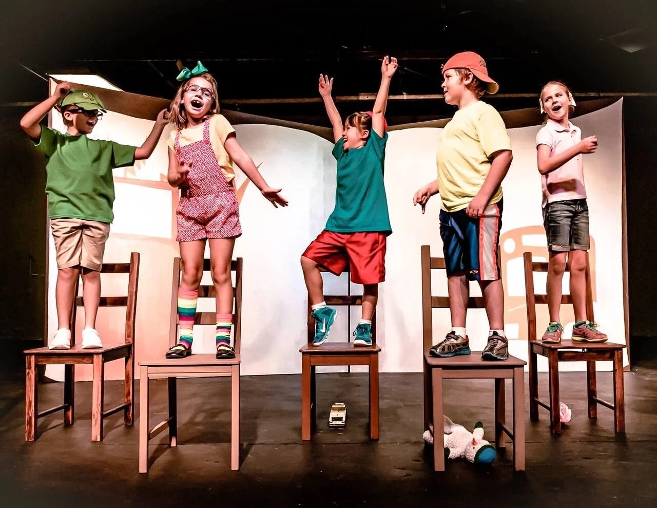 Театр люди игры. Театр люди игры. Актеры на сцене театра. Спектакль. Актеры на сцене театра.