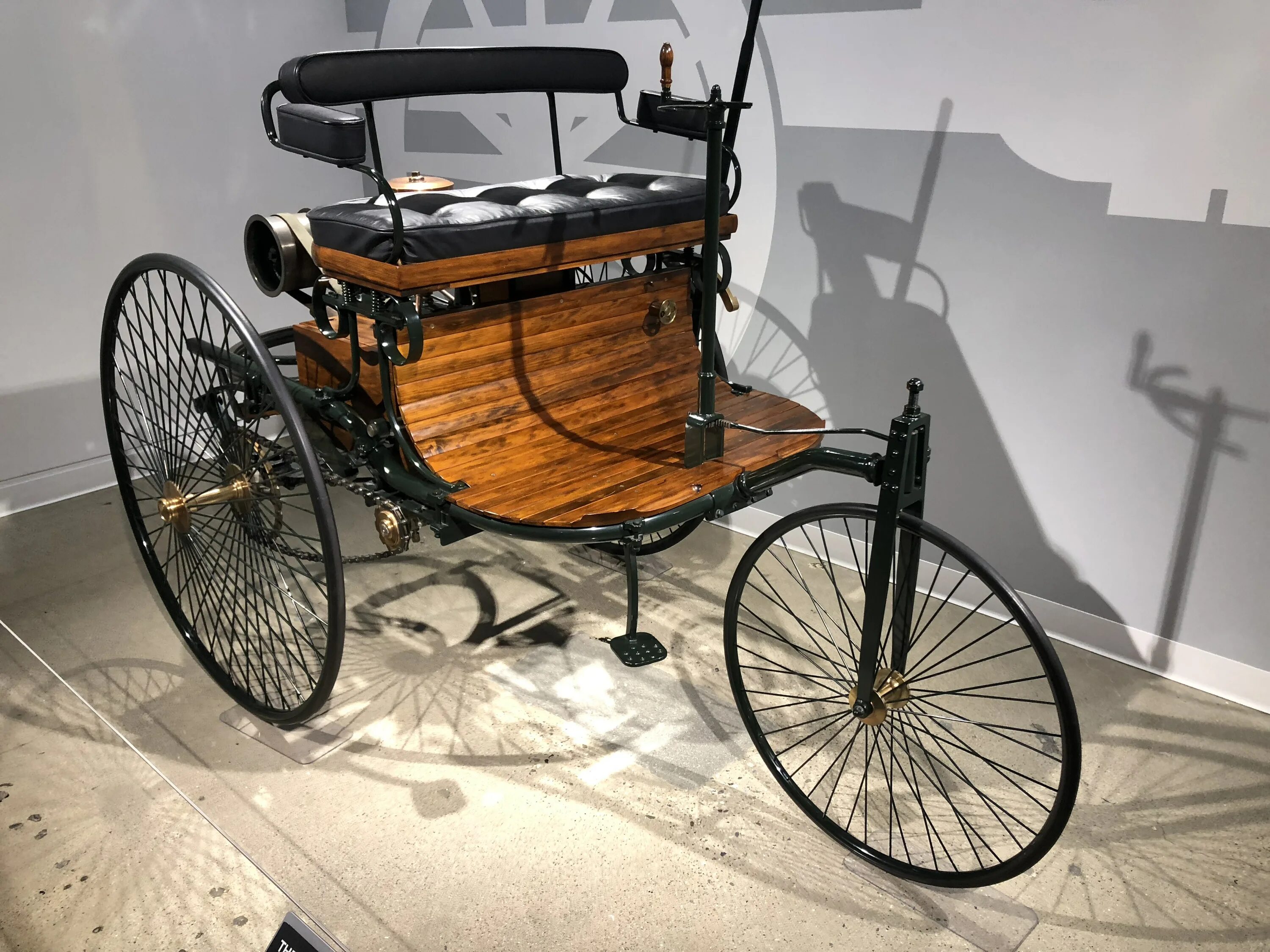 Первый автомобиль количество. Benz Patent-Motorwagen 1886. Карлом Бенцем (Karl Benz) в 1886.